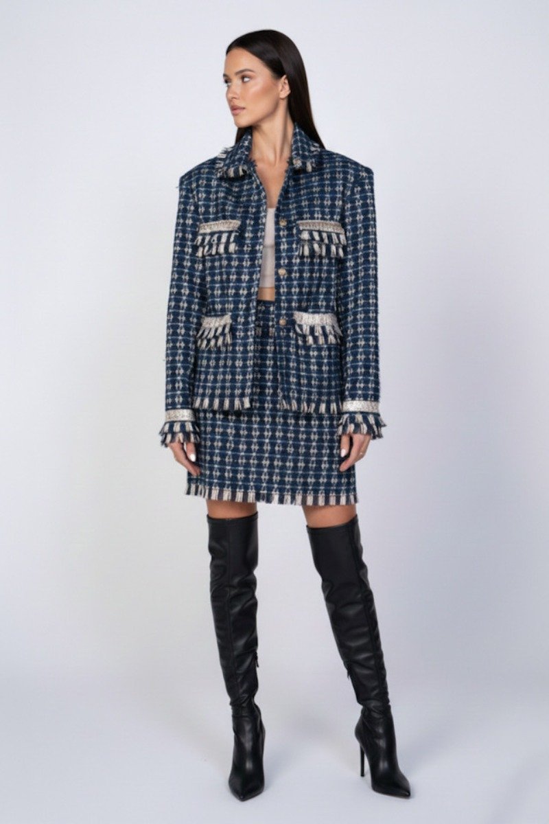 Komplet damski GUSTAV na modelce – tweedowy komplet w szafirowym kolorze z ręcznie malowanymi elementami