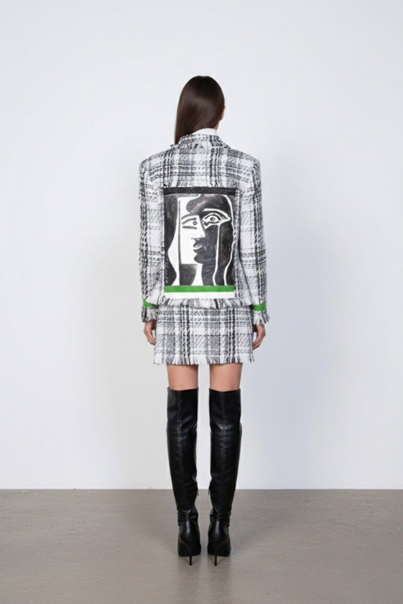 Komplet damski tweedowy PABLO – widok z tyłu, krótka kurtka i dopasowana spódnica