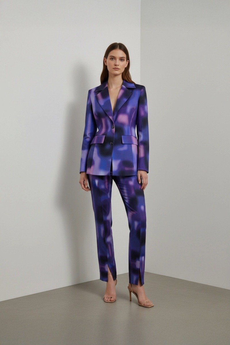 Garnitur damski VIOLET FANGOR – elegancki fioletowy garnitur damski komplet z taliowaną marynarką i spodniami cygaretki