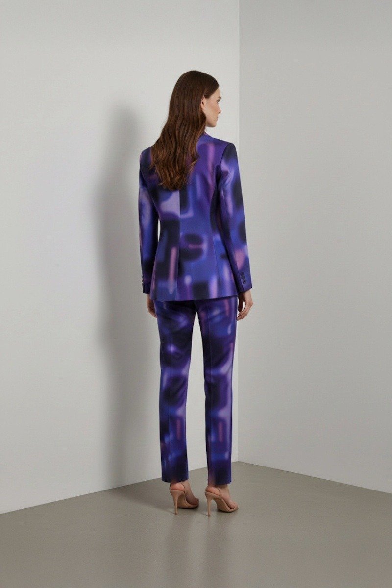 Garnitur damski VIOLET FANGOR – widok z tyłu, dopasowana marynarka i spodnie cygaretki