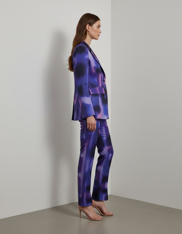 Fioletowy garnitur damski VIOLET FANGOR na modelce – nowoczesny garnitur damski komplet z artystycznym wzorem