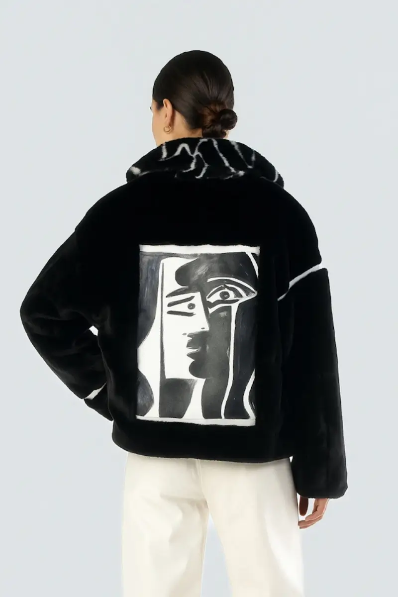 Ręcznie malowane sztuczne futerko BLACK AND WHITE PABLO – czarne z artystycznym panelem