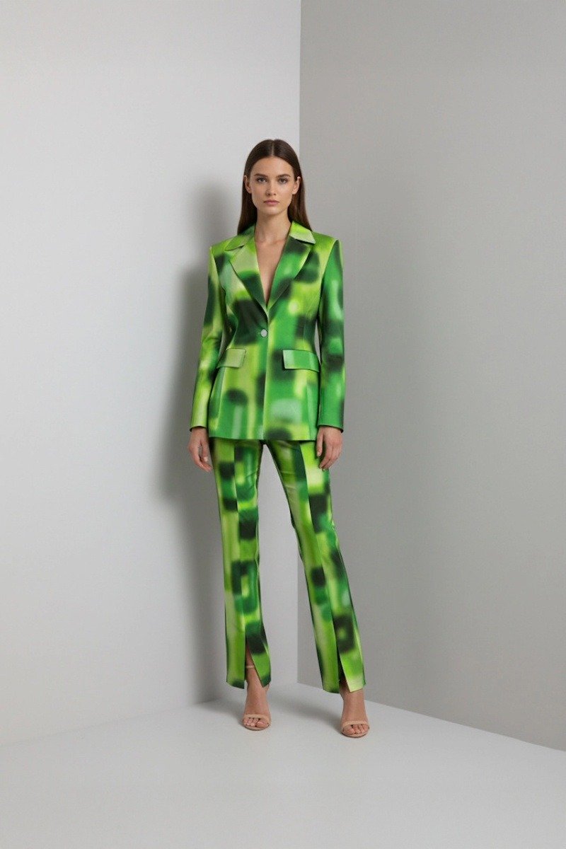 Garnitur damski GREEN FANGOR – elegancki zielony garnitur damski komplet z taliowaną marynarką i spodniami cygaretki