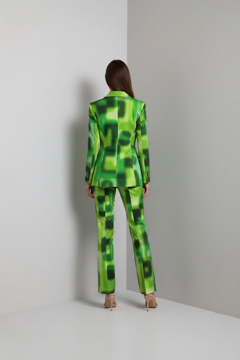 Garnitur damski GREEN FANGOR – widok z tyłu, dopasowana marynarka i spodnie cygaretki