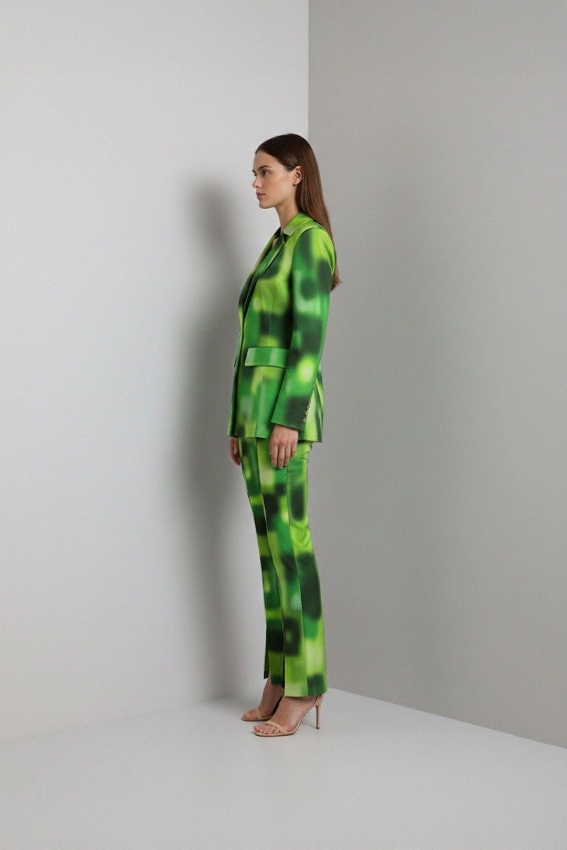 Zielony garnitur damski GREEN FANGOR na modelce – nowoczesny garnitur damski komplet z artystycznym wzorem