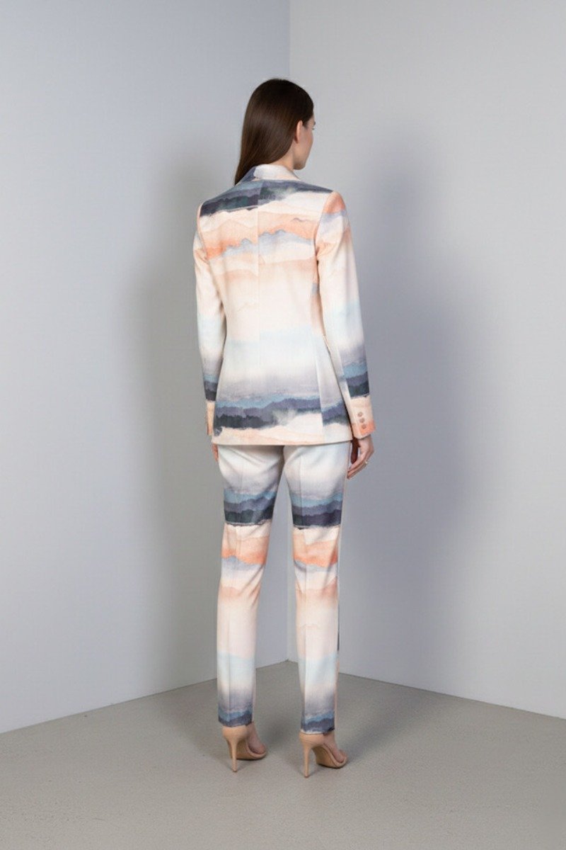 Pastelowy garnitur damski PASTEL WAVES – widok z tyłu, taliowana marynarka i spodnie cygaretki