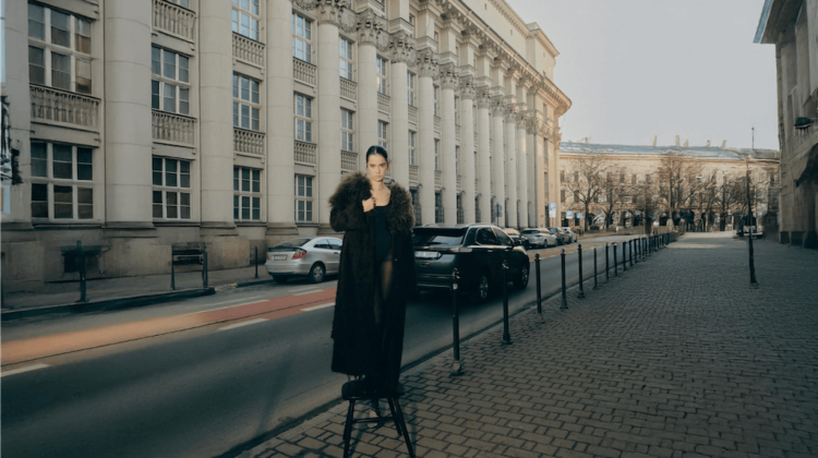 Płaszcze ze sztucznego futra: Trend, który nigdy nie przemija