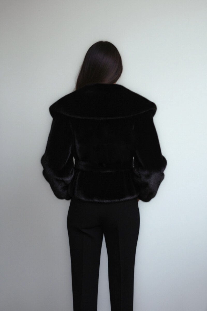 Eleganckie czarne futro damskie OLD MONEY z szerokim kołnierzem