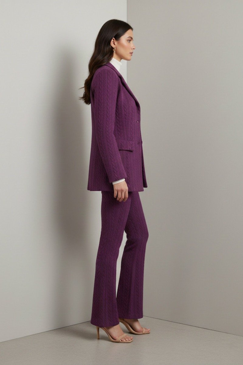 Fioletowy garnitur damski na modelce – elegancki garnitur damski komplet z marynarką i spodniami dzwony