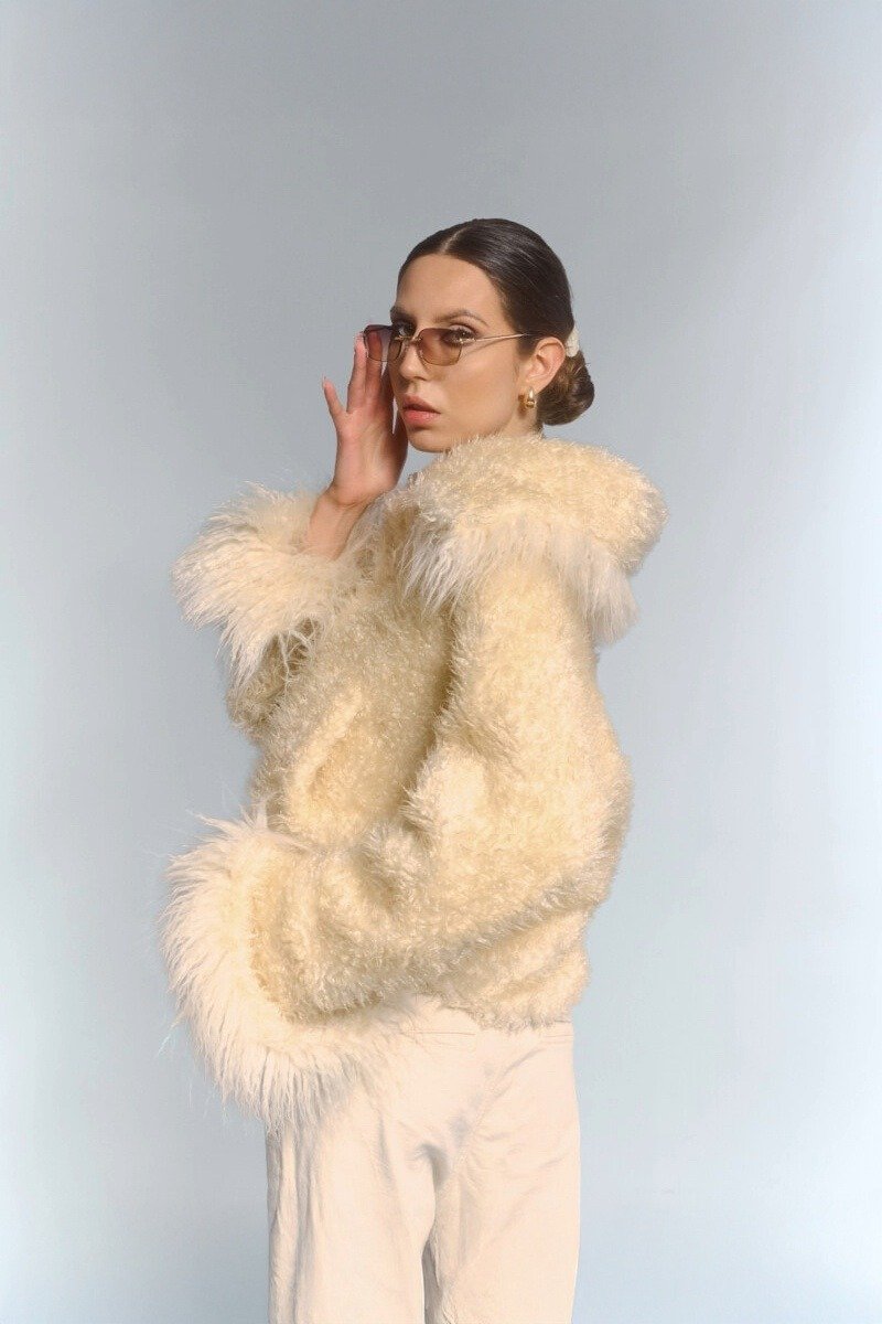 Kremowe sztuczne futerko GODDESS SECOND HAND